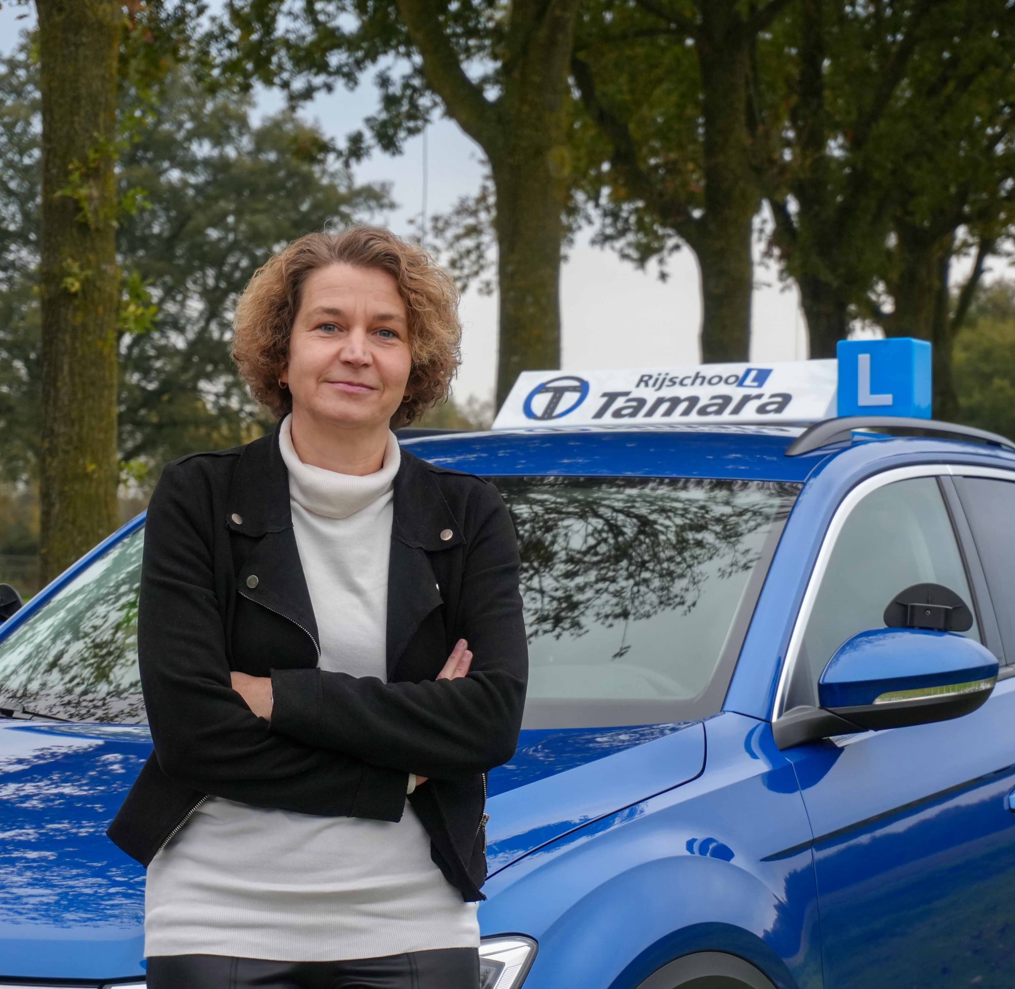 Tamara de Jager bij de lesauto